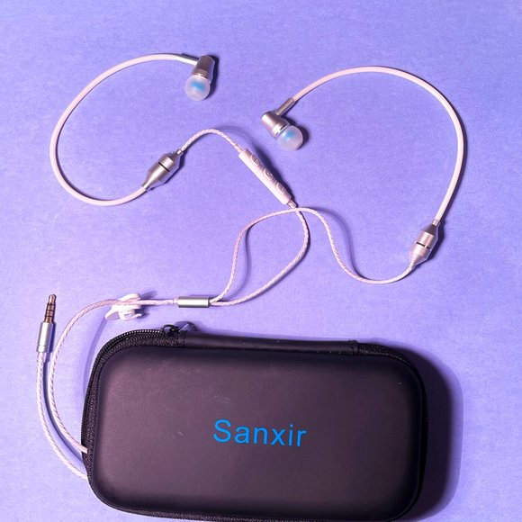 Corded [ white ] earbuds with tangle-free cord & remote - Picture 2 of 2